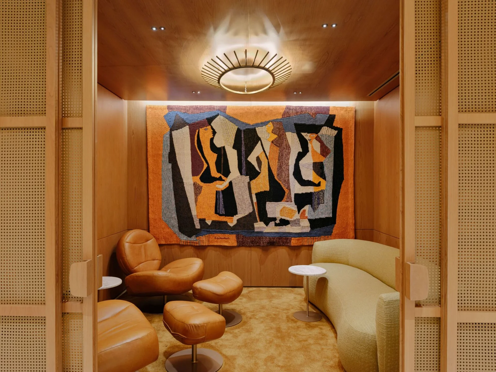 Sala privada do lounge com mobiliário orgânico e iluminação ambiente