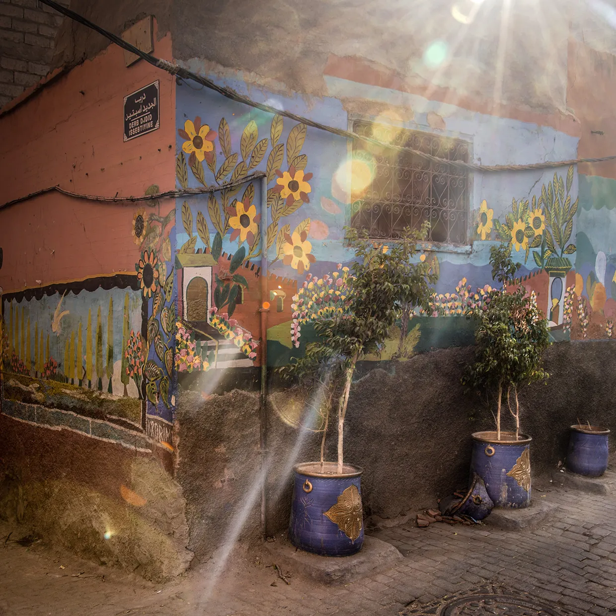 Fachada colorida em Marrakech com luz forte e sombras marcadas