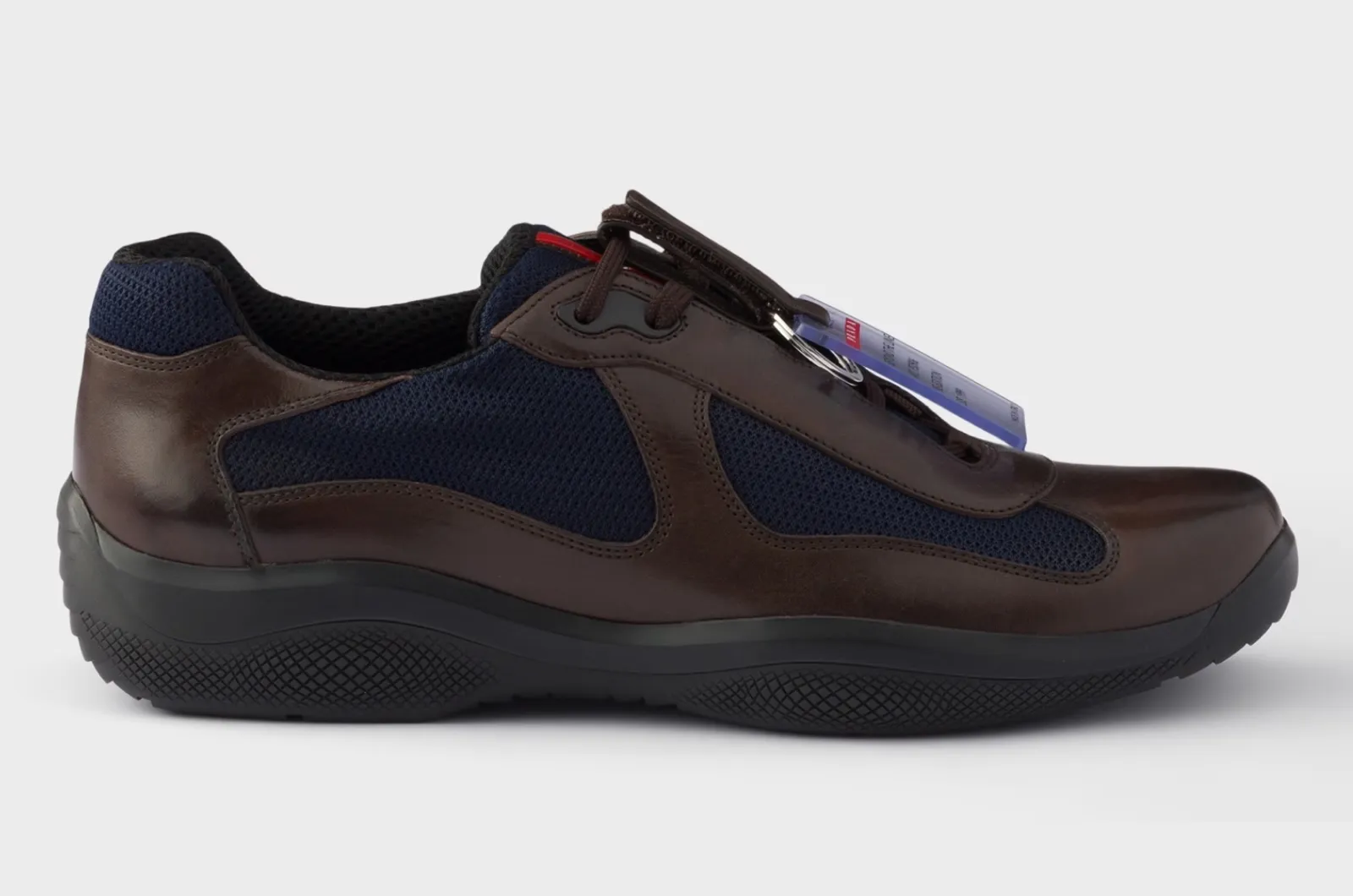 Tênis Prada America's Cup na versão Teak/Blue, em marrom com detalhes azuis