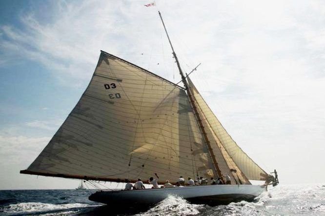 Veleiro clássico Tomahawk, da classe 12 Metros