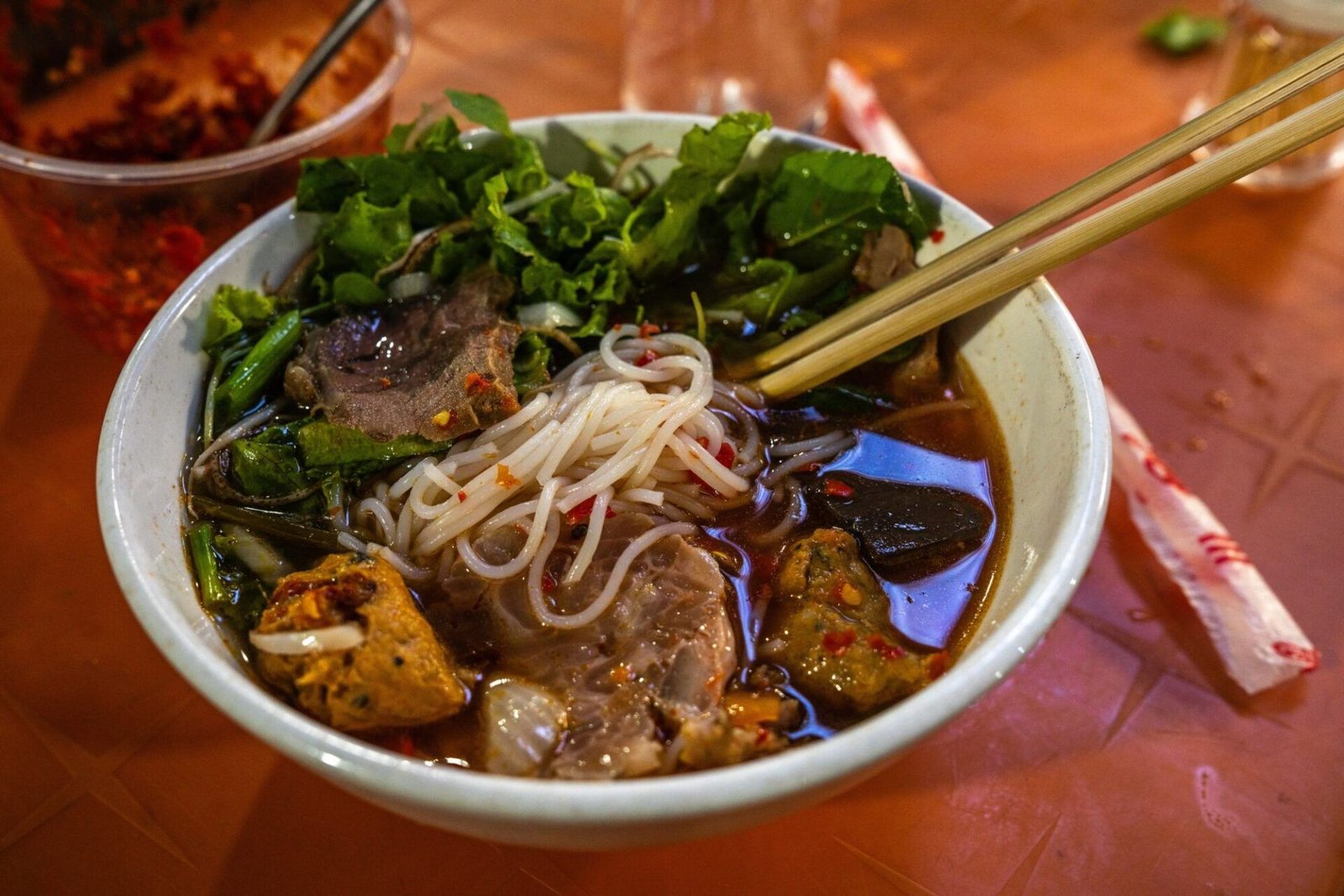 Tigela de bún bò Huế em mercado no Vietnã