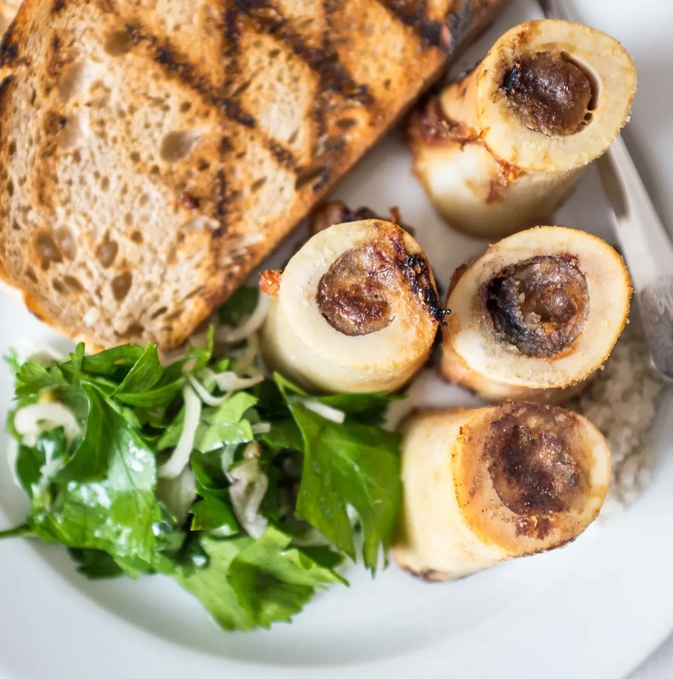 Tutano assado com torradas e salada de salsinha no St. John, em Londres