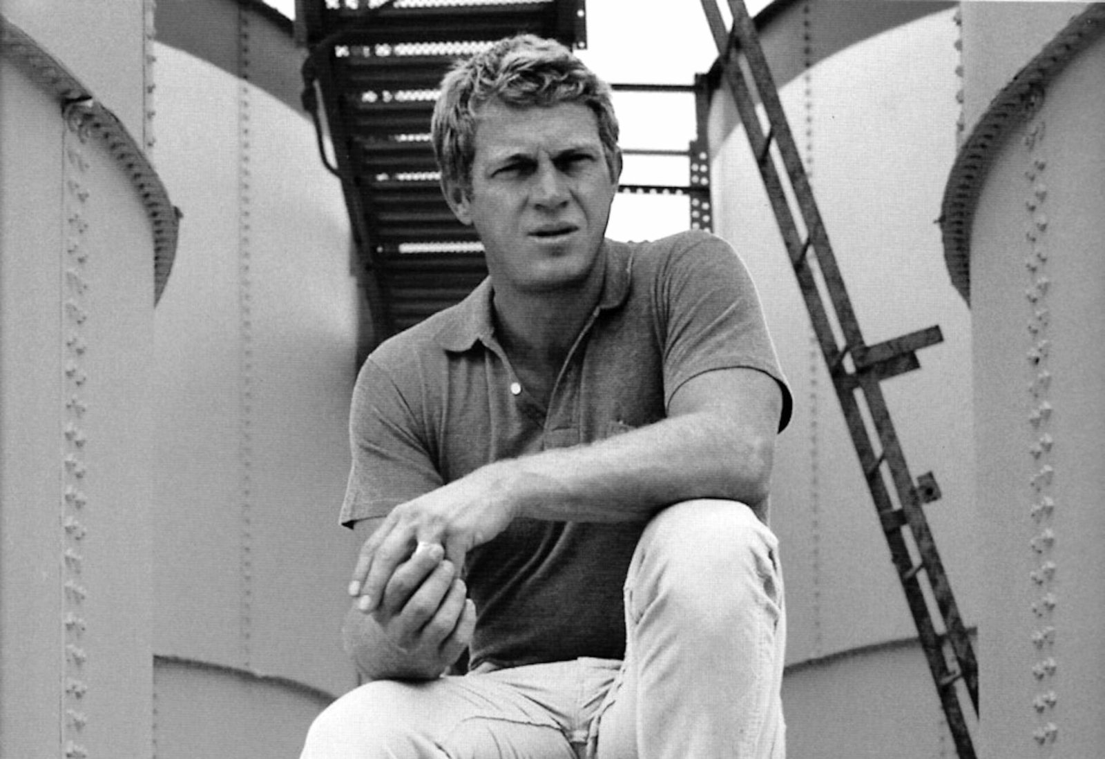 Steve McQueen de camisa polo em visual descontraído