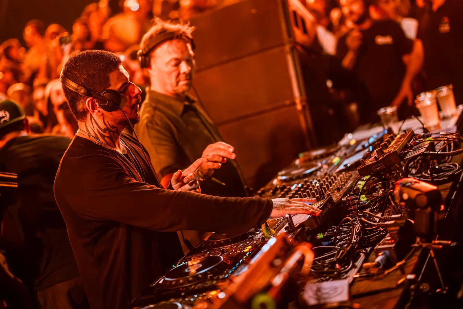 Pete Tong e Vintage Culture tocam juntos no palco principal do Starlight