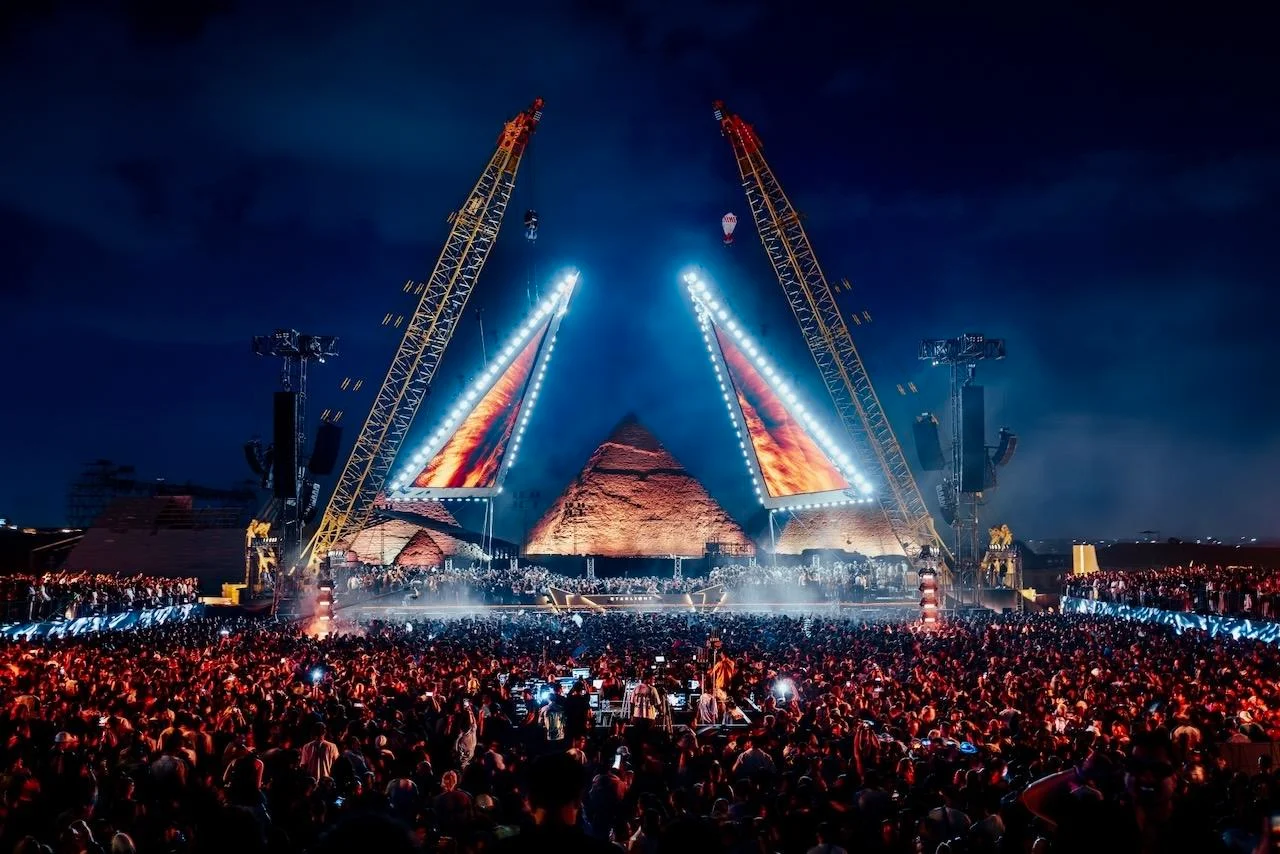 Vista do palco principal com a Pirâmide de Quéops ao centro durante o show de luzes