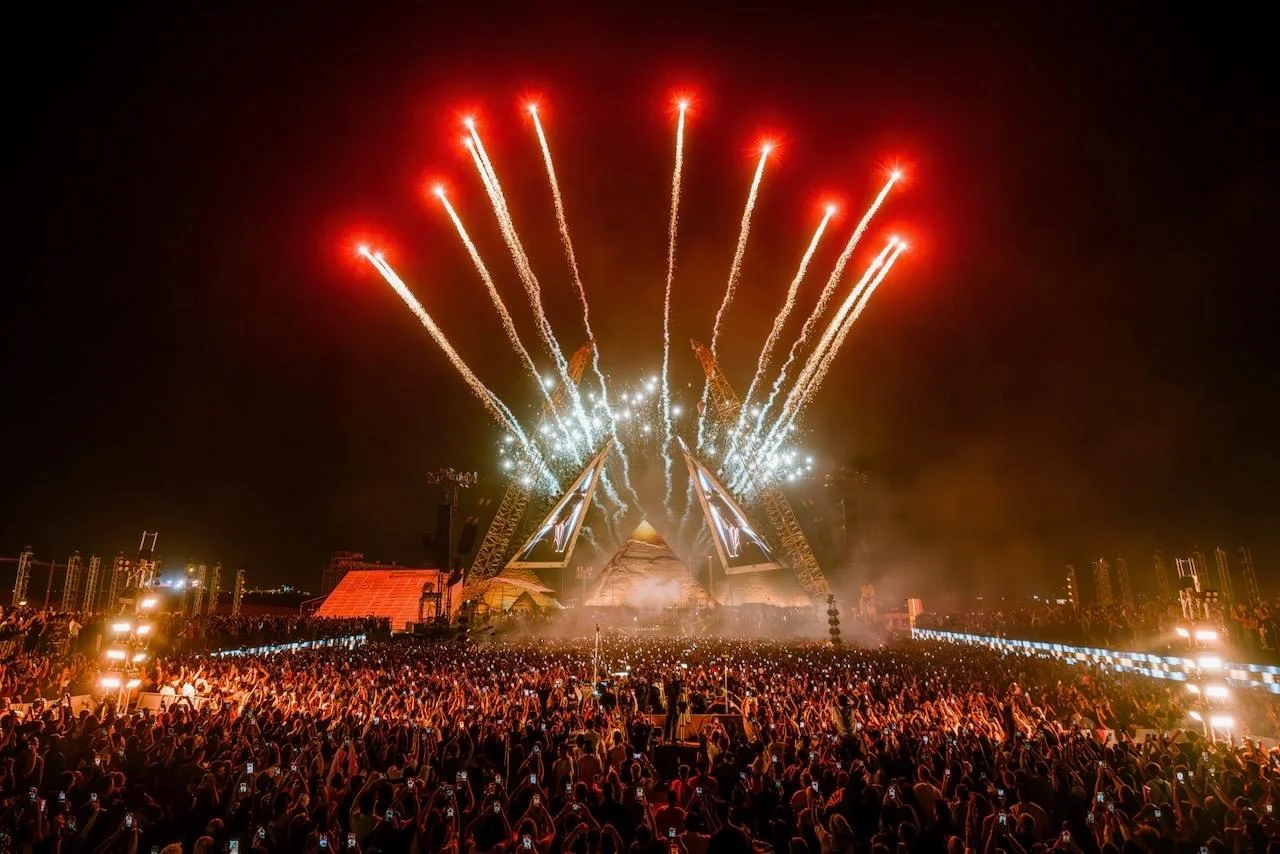 Charlotte de Witte encerra o Starlight Festival em frente às pirâmides iluminadas
