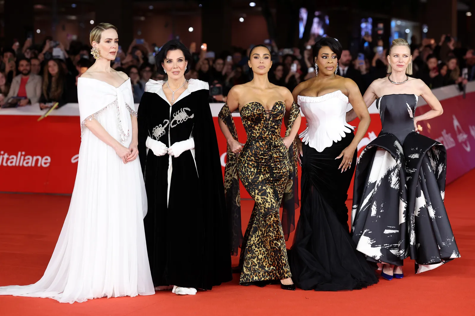Elenco de All's Fair na première do Festival de Roma com Kris Jenner vestindo a capa