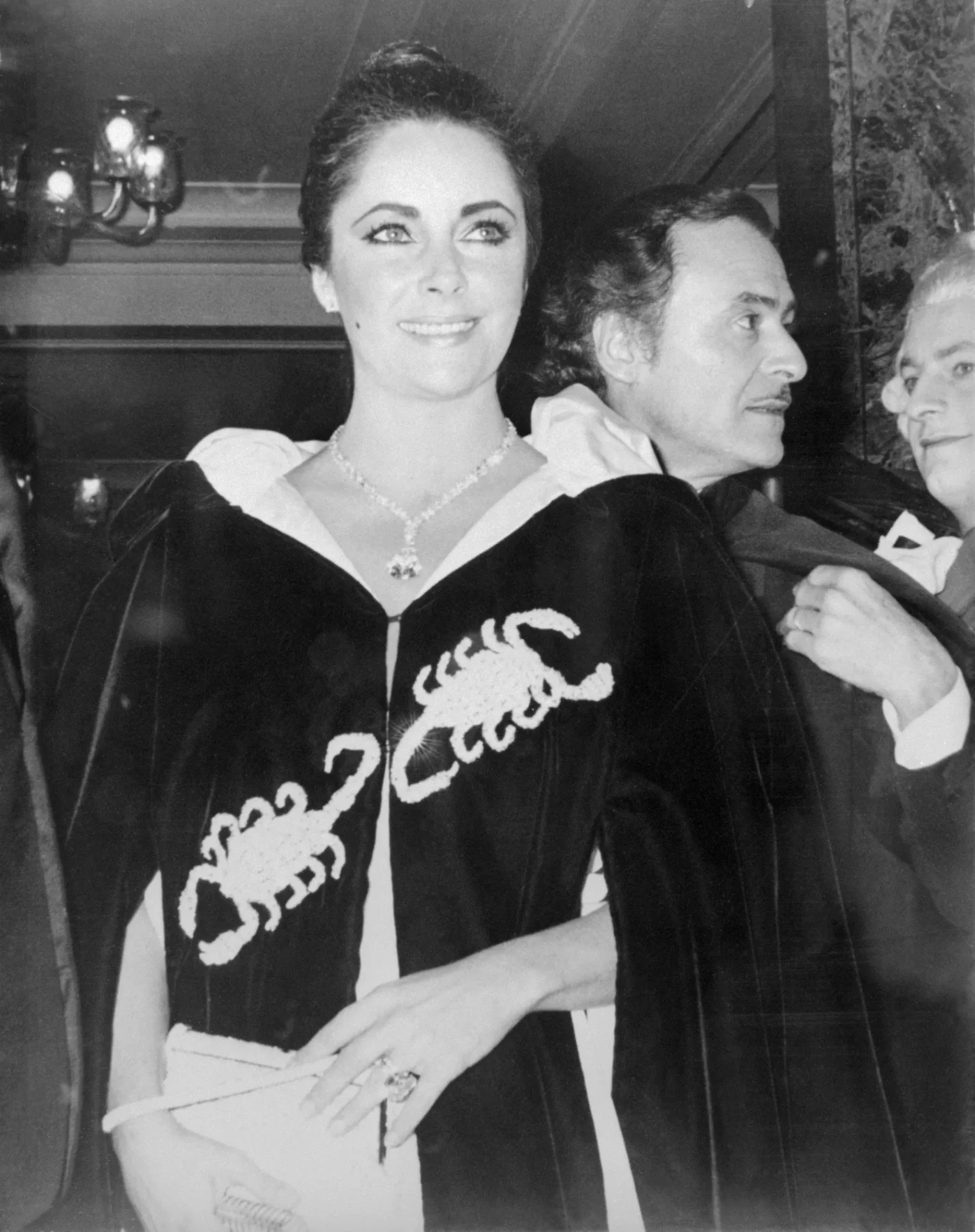 Retrato de Elizabeth Taylor usando a capa bordada com escorpiões