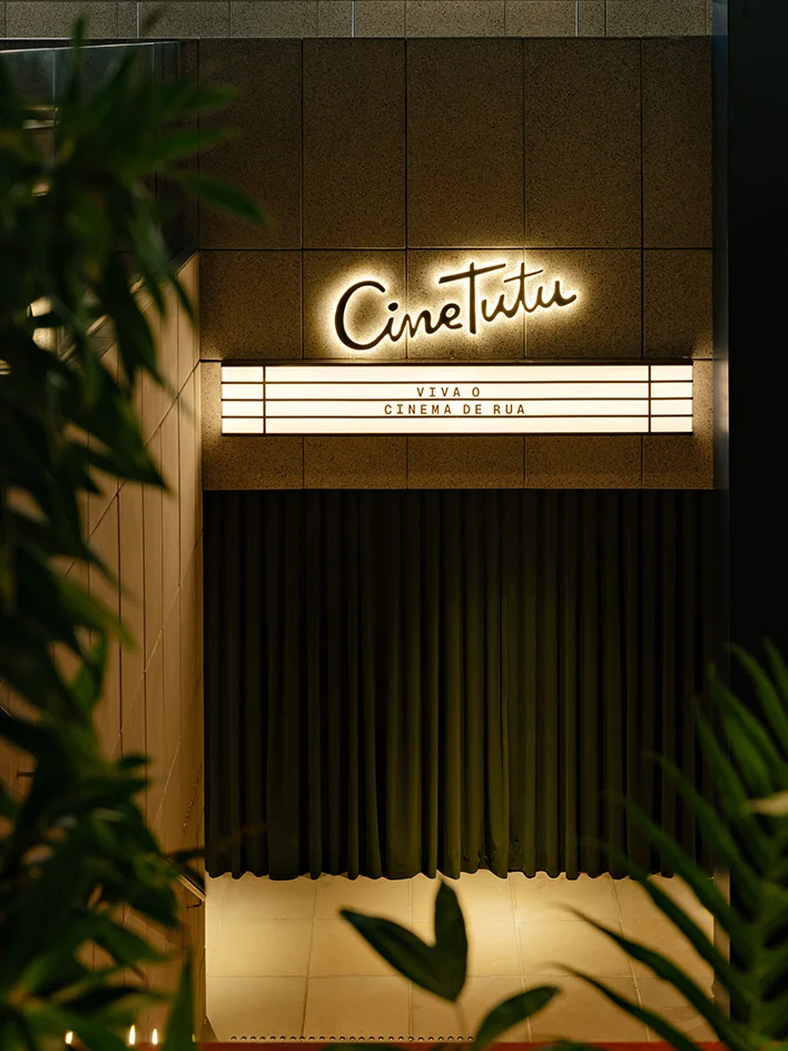 Interior do Cine Tutu projetado por Isay Weinfeld