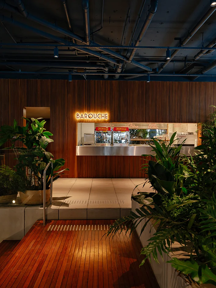 Fachada e área de estar do Cine Tutu com vegetação tropical