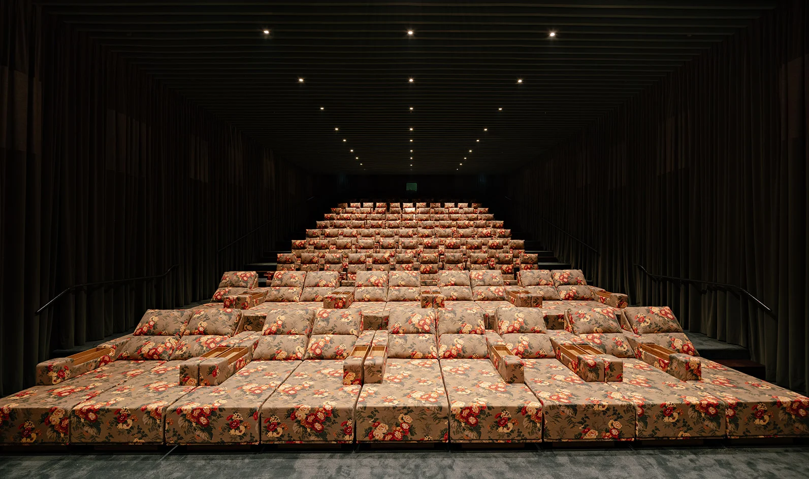 Lounge de espera do Cine Tutu com bancadas verde-oliva