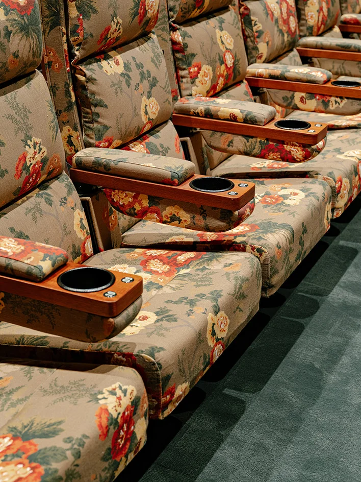 Poltronas estampadas da sala de projeção do Cine Tutu
