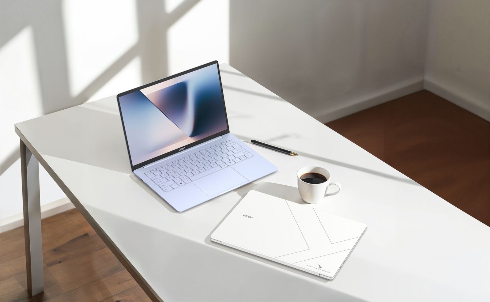 Notebook ultrafino Acer Swift Blade 14 sobre superfície clara