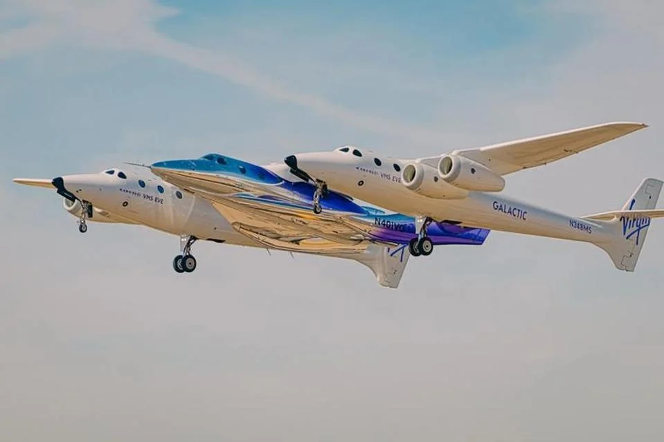 Nave Apeiron chega ao Spaceport America transportada pela aeronave-mãe VMS Eve