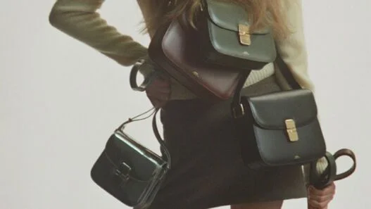 Look da coleção primavera-verão 2026 da A.P.C., marca francesa que chega ao Brasil pela Working Title
