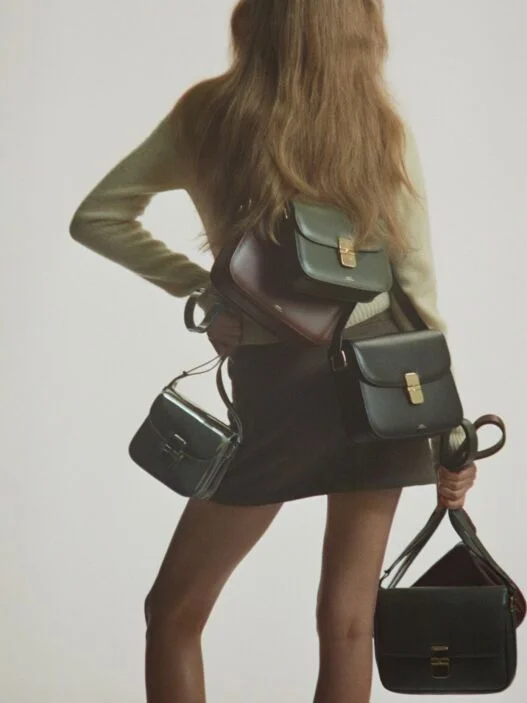 Look da coleção primavera-verão 2026 da A.P.C., marca francesa que chega ao Brasil pela Working Title
