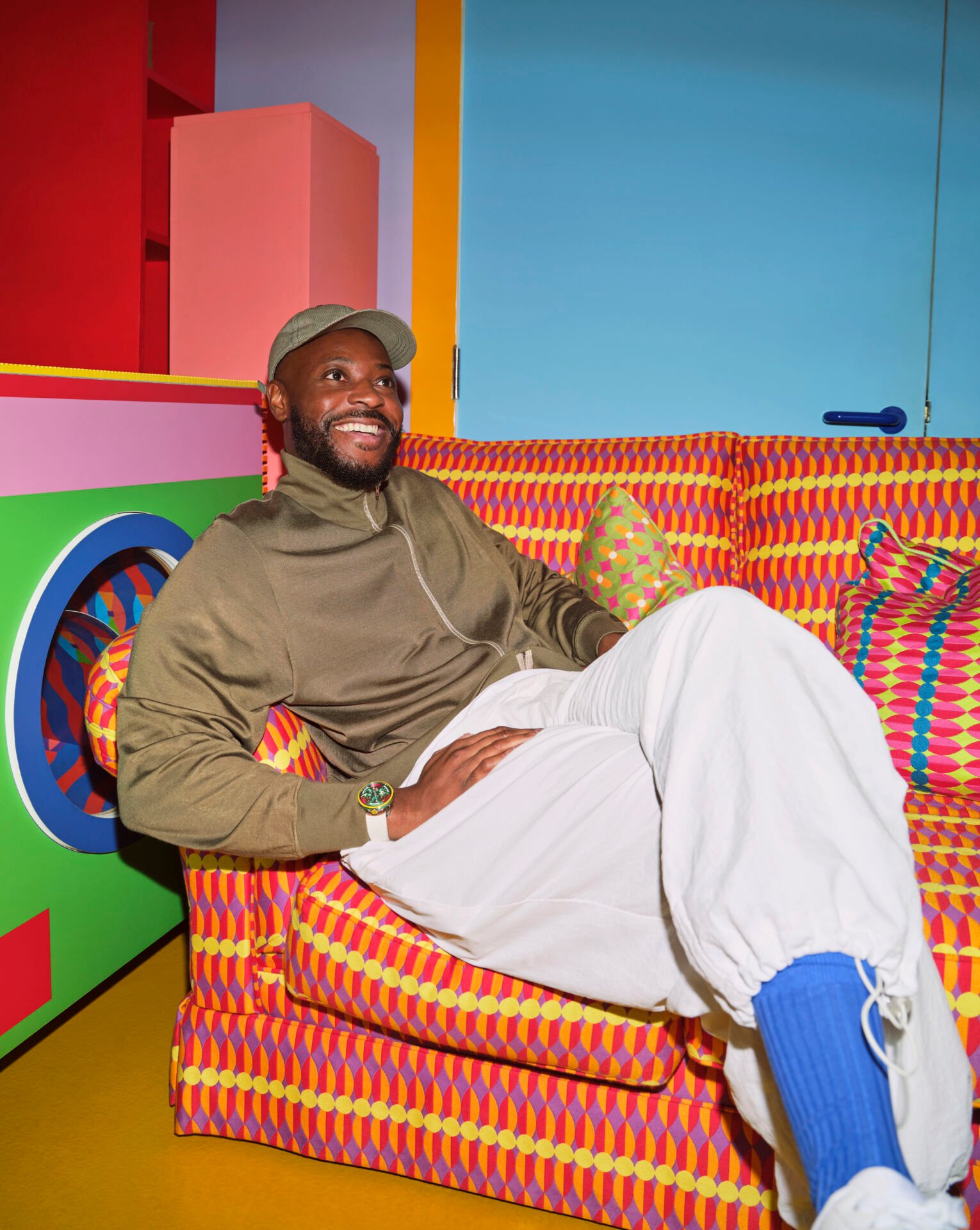 O artista e designer Yinka Ilori em cenário da coleção Chasing the Sun